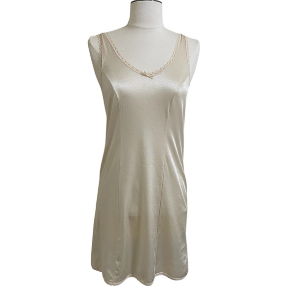 VINTAGE Cabernet Womens Cream V-Neck Princess Line Full Slip Size 34 - Picture 1 of 8